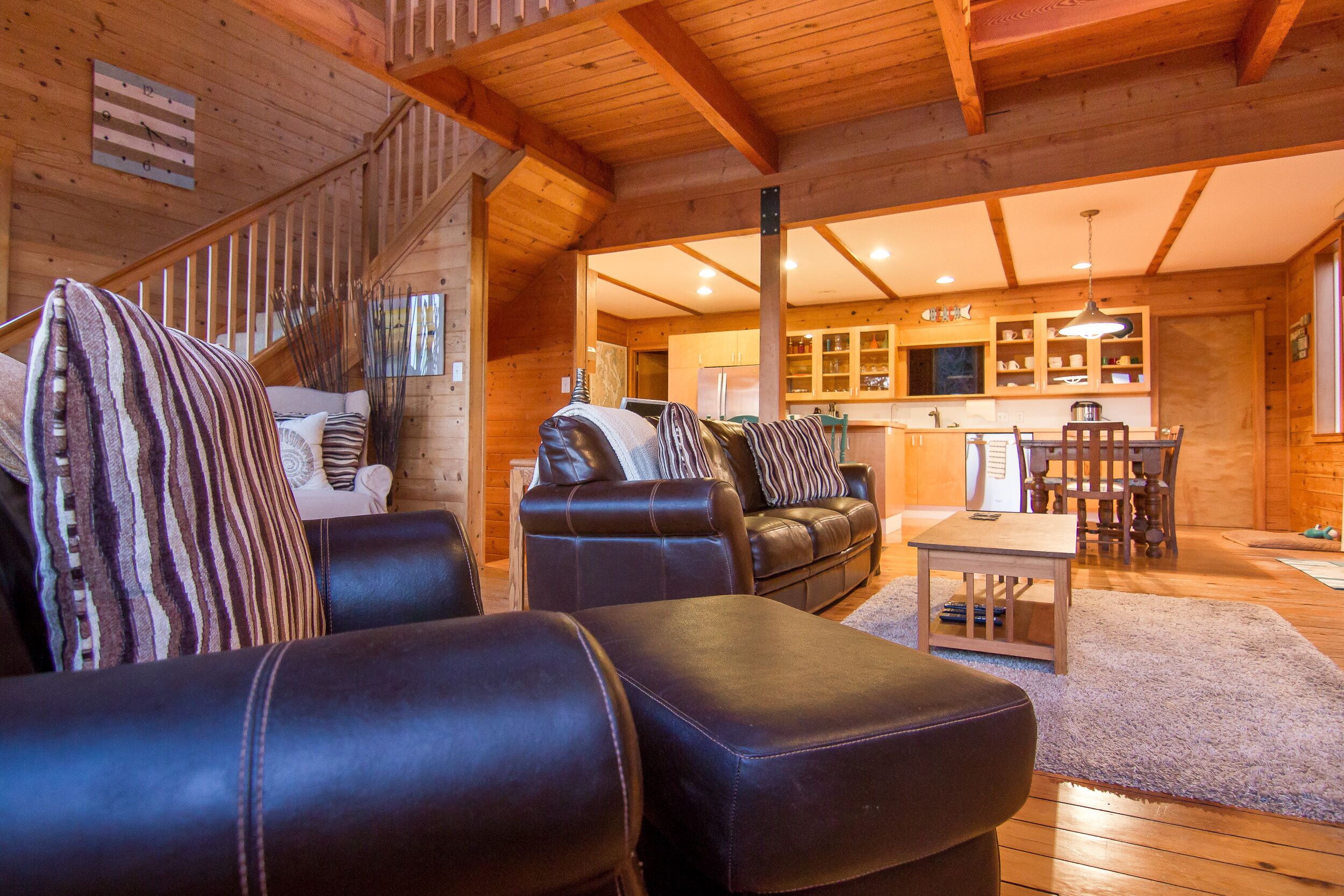 Relaxing beachfront setting to watch wildlife and tides!  Kayaks & fun included!