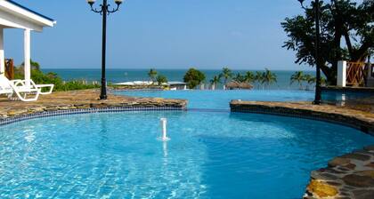 'JOJO's HIDEAWAY' BEAUTIFUL BEACH BUNGALOW w/ INFINITY POOL, OCT 2021 UPGRADES!