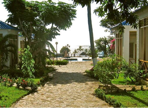 'JOJO'S HIDEAWAY' BEAUTIFUL DETACHED BEACH VILLA  W/ 2026 UPGRADED INFINITY POOL