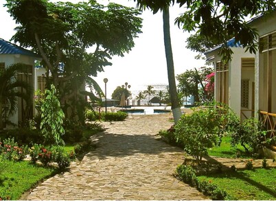 'JOJO'S HIDEAWAY' BEAUTIFUL DETACHED BEACH VILLA  W/ 2026 UPGRADED INFINITY POOL