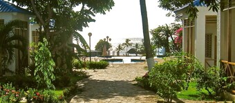 'JOJO'S HIDEAWAY' BEAUTIFUL DETACHED BEACH VILLA W/ 2026 UPGRADED INFINITY POOL