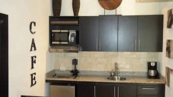 Réfrigérateur, micro-ondes, plaque de cuisson, cafetière/bouilloire