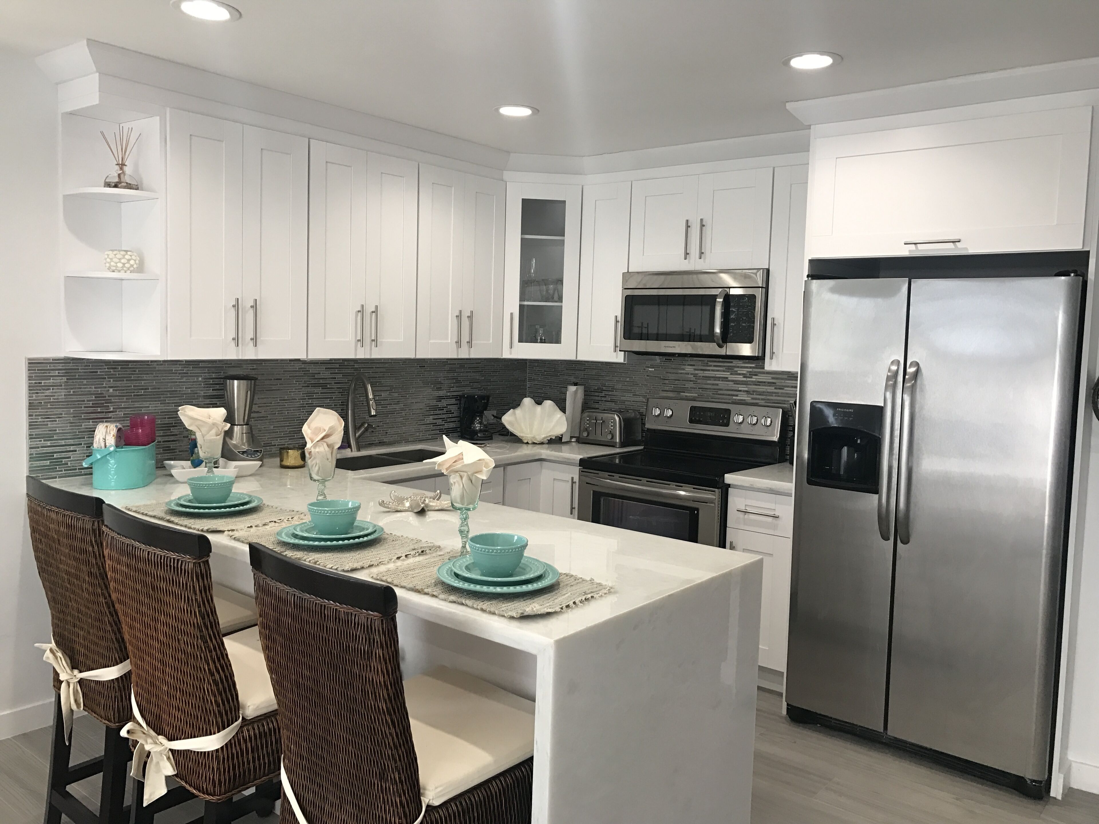 Réfrigérateur, micro-ondes, four, plaque de cuisson