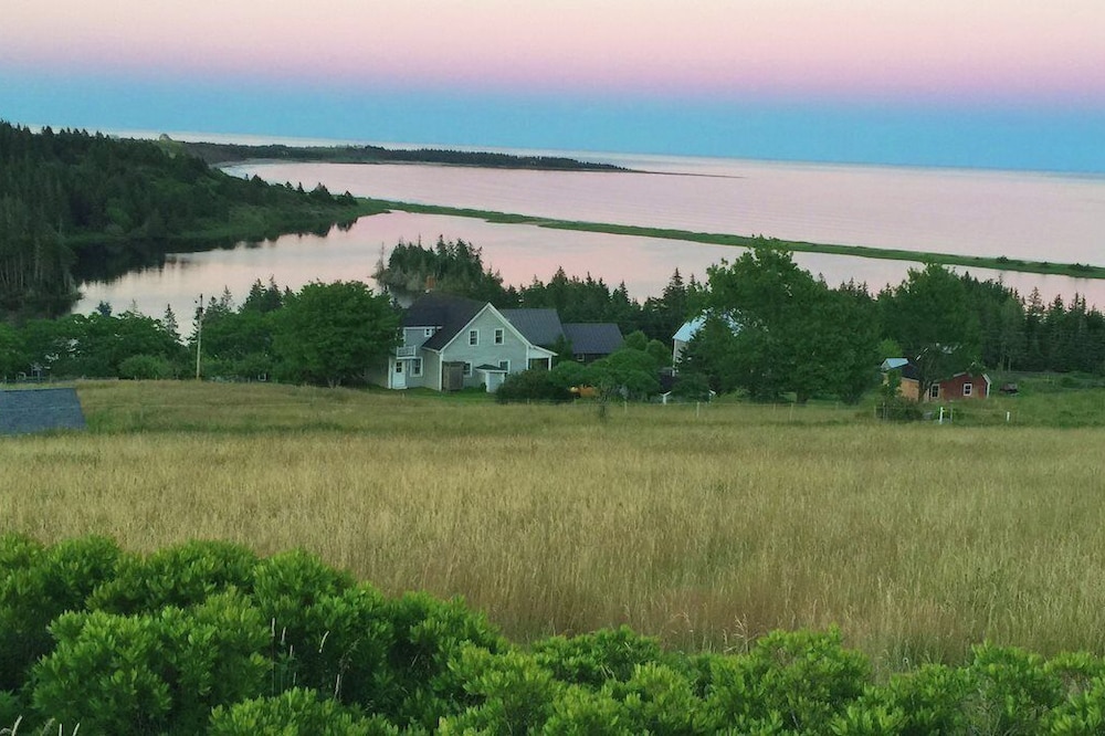 Stunning views! South Shore 4BR cottage - Walk to Hirtle's Beach