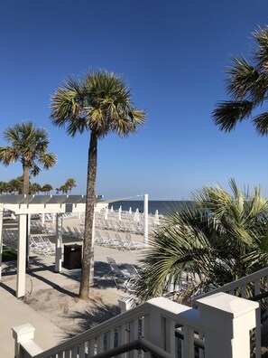 Property grounds - Renovated Cottage, Walk to Beach, VIEWS, Golf Course, 2 BR/2 BA, 4 Bikes, Grill (Seabrook Island)