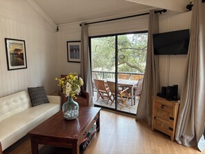 TV, DVD player, books, music library - Renovated Cottage, Walk to Beach, VIEWS, Golf Course, 2 BR/2 BA, 4 Bikes, Grill (Seabrook Island)