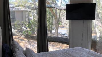 2 soverom, skrivebord, strykejern/-brett og wi-fi (inkludert)