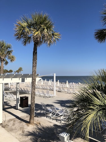 Renovated Cottage, Walk to Beach, VIEWS, Golf Course, 2 BR/2 BA, 4 Bikes, Grill