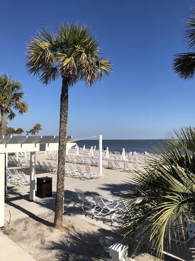 Renovated Cottage, Walk to Beach, VIEWS, Golf Course, 2 BR/2 BA, 4 Bikes, Grill