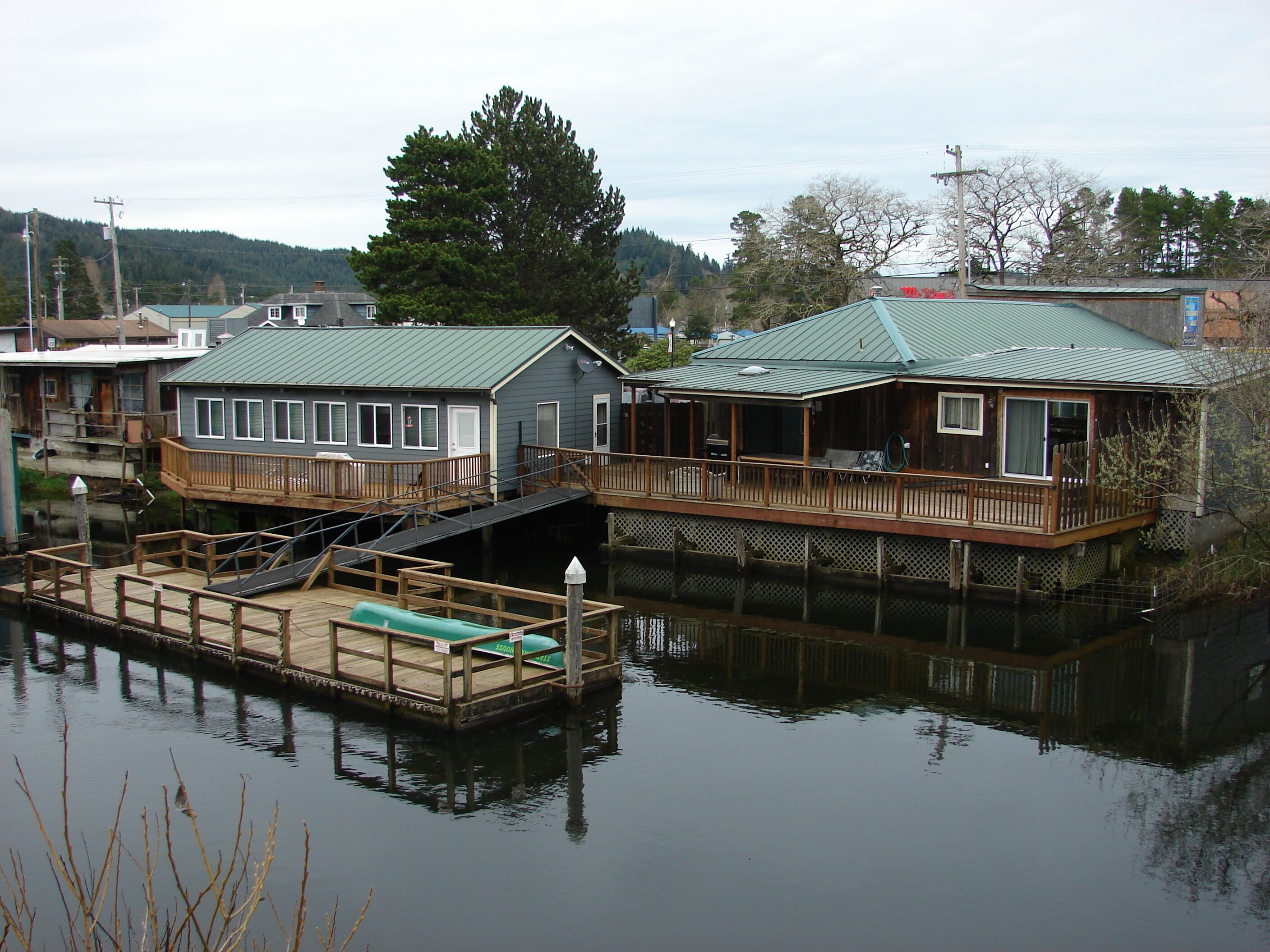WOW! on the water 4-bedroom 3-bathrooms sleeps 10  (extra guest $25.00 fee per.)