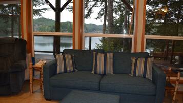 Smart-tv, een dvd-speler, tafelvoetbal en een tafeltennistafel