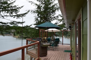 Outdoor dining - Mcdragonfly Cabin-wow! This Is Some Cabin. (Lakeside)