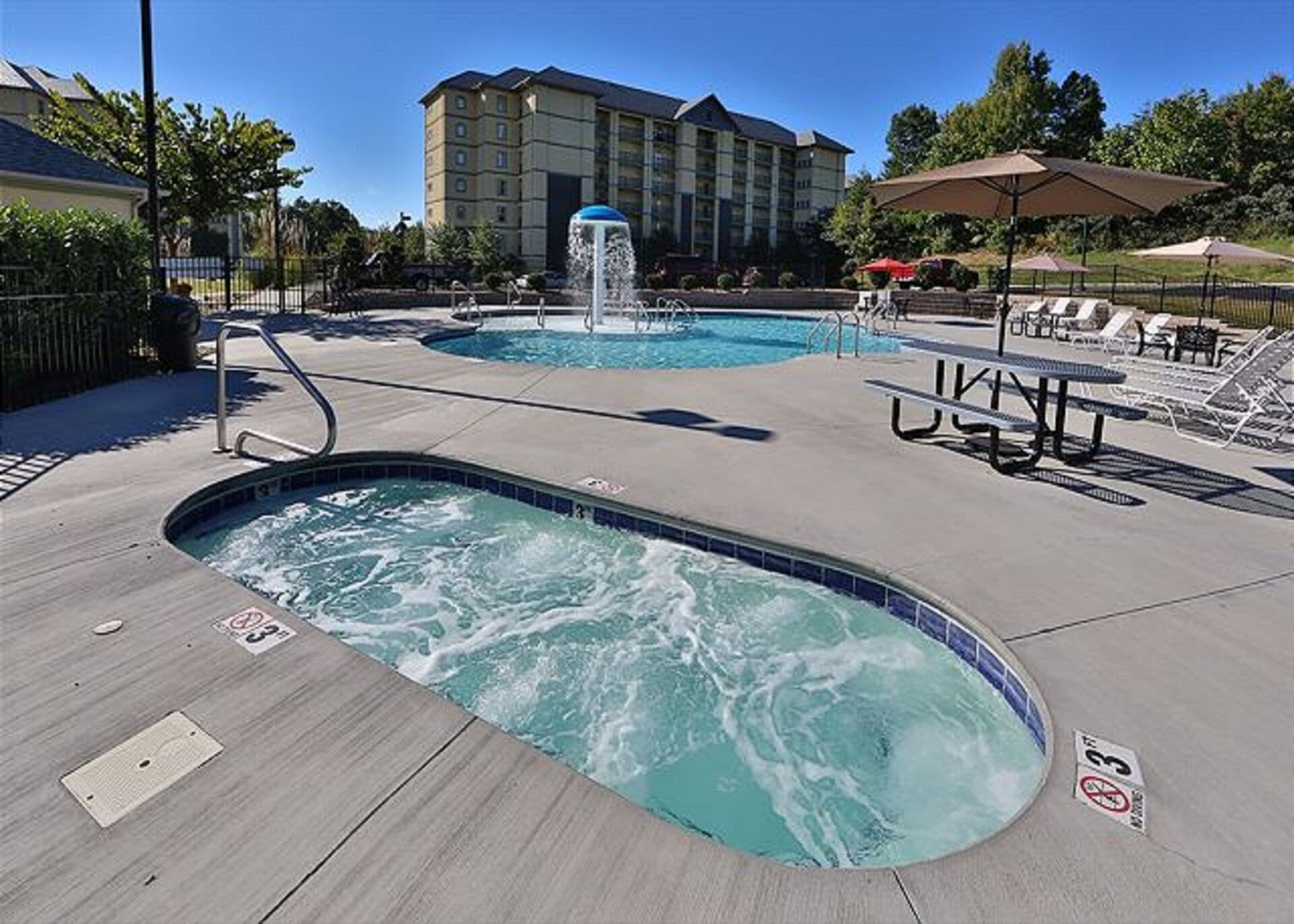 Una piscina cubierta, una piscina al aire libre