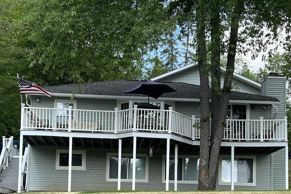 Perfect Family Vacation Spot on Lake includes 24-foot pontoon & Acorn Stairlift
