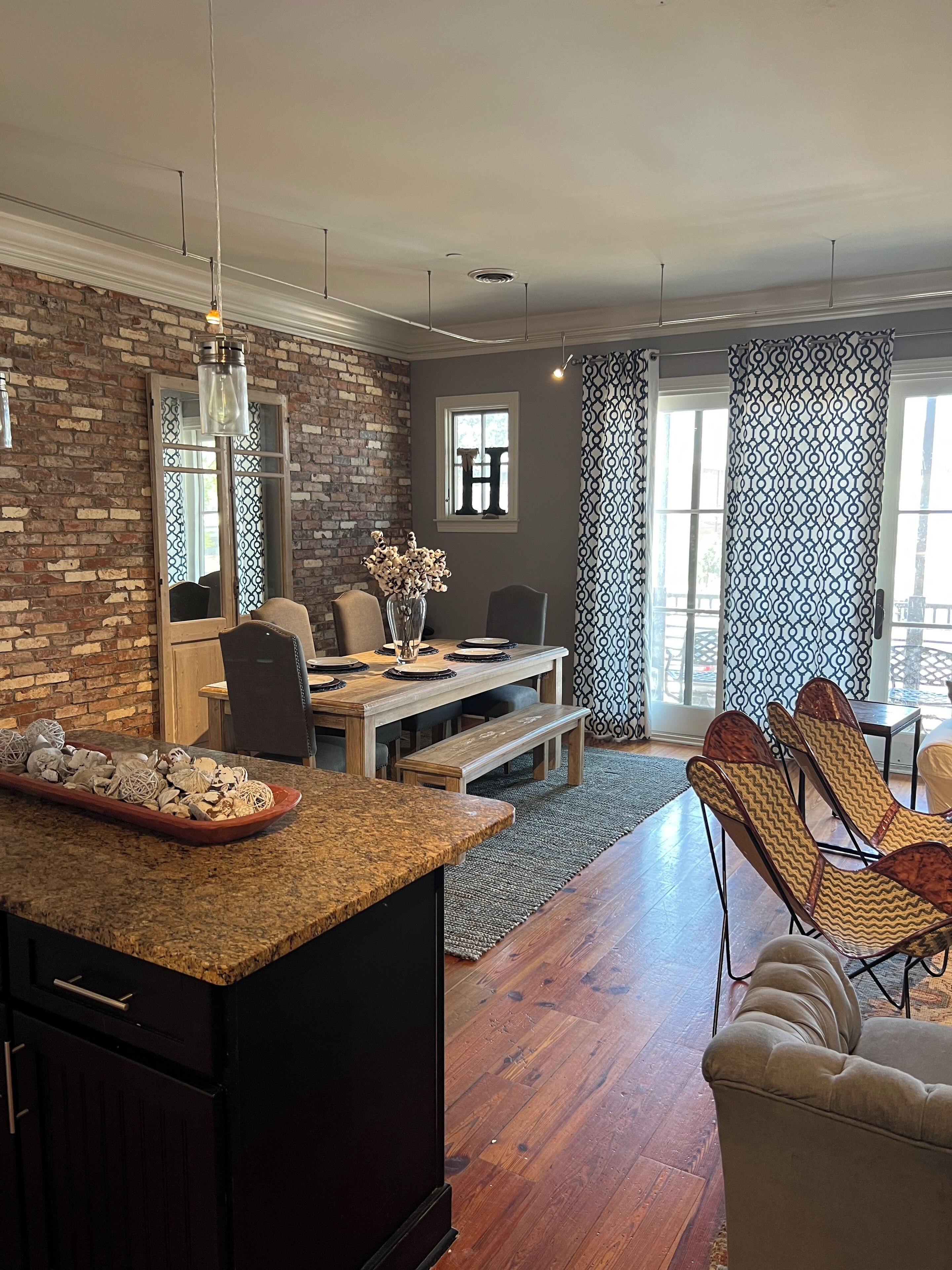 Lovely Condo One Block Off The Square Less Than A Mile To The Grove