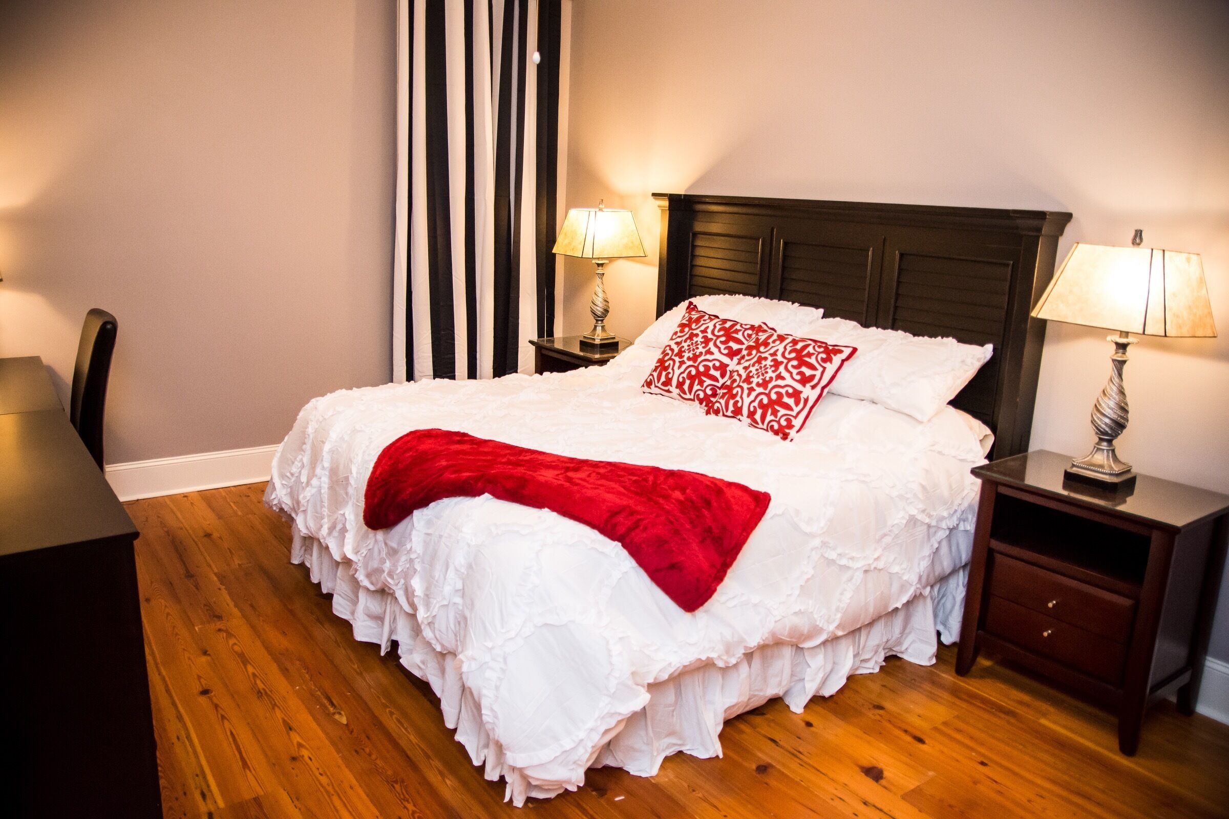 Lovely Condo One Block Off The Square Less Than A Mile To The Grove