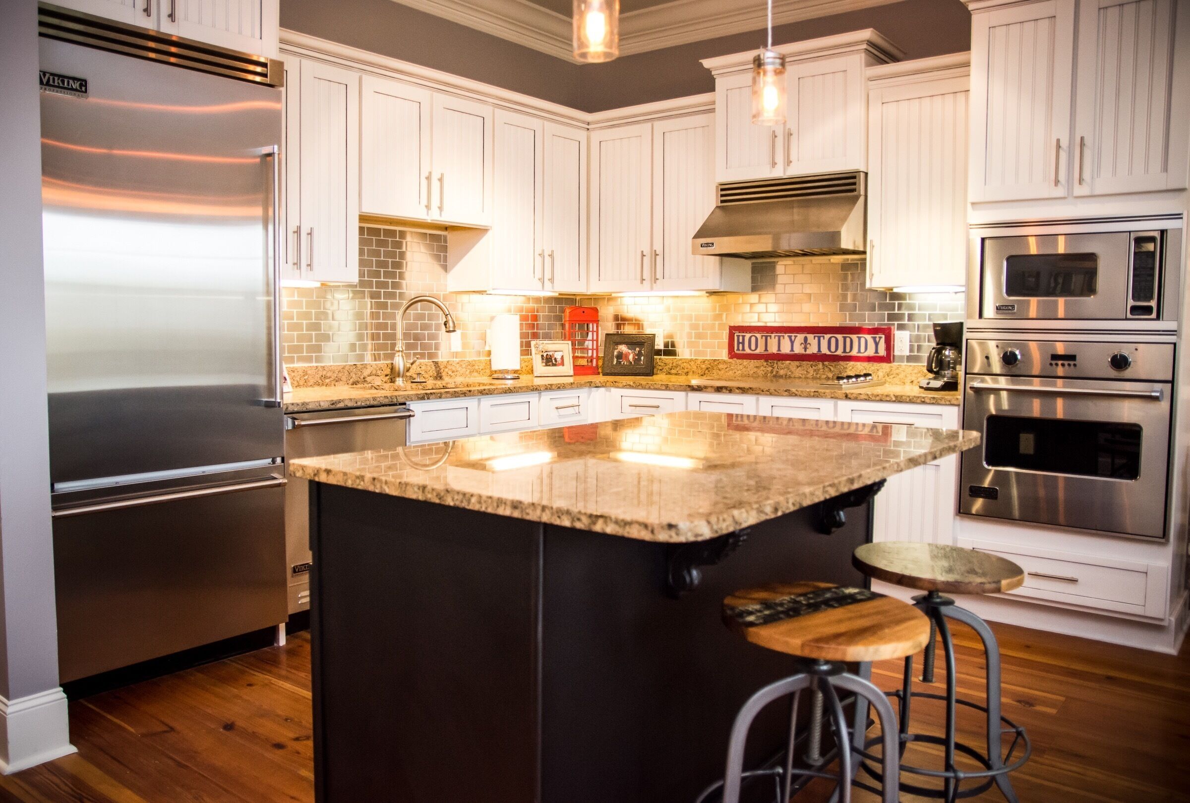 Lovely Condo One Block Off The Square Less Than A Mile To The Grove