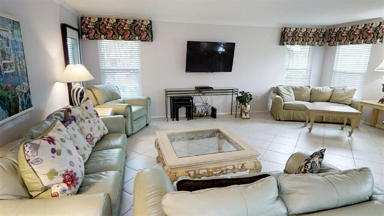 Beautifully Updated Villa Directly on Crescent Beach
