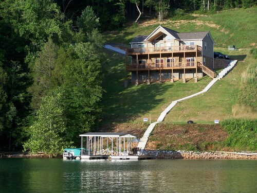 Summer Daze Lakefront 4 Bed/4bath, 2 Full Kitchens