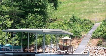Summer Daze Lakefront 4 Bed/4bath, 2 Full Kitchens