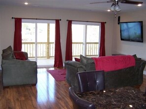 スマートテレビ、暖炉、DVD プレーヤー、ビデオライブラリ