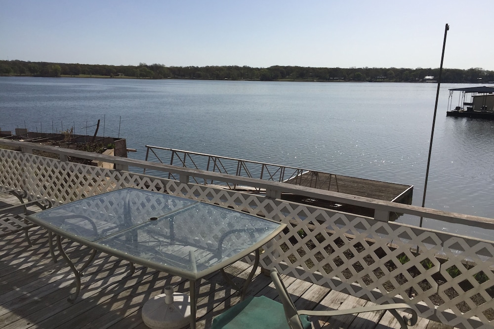 3BR/2BA Lake Front Property For Rent With Lake Dock, RV & Boat Charging Stations