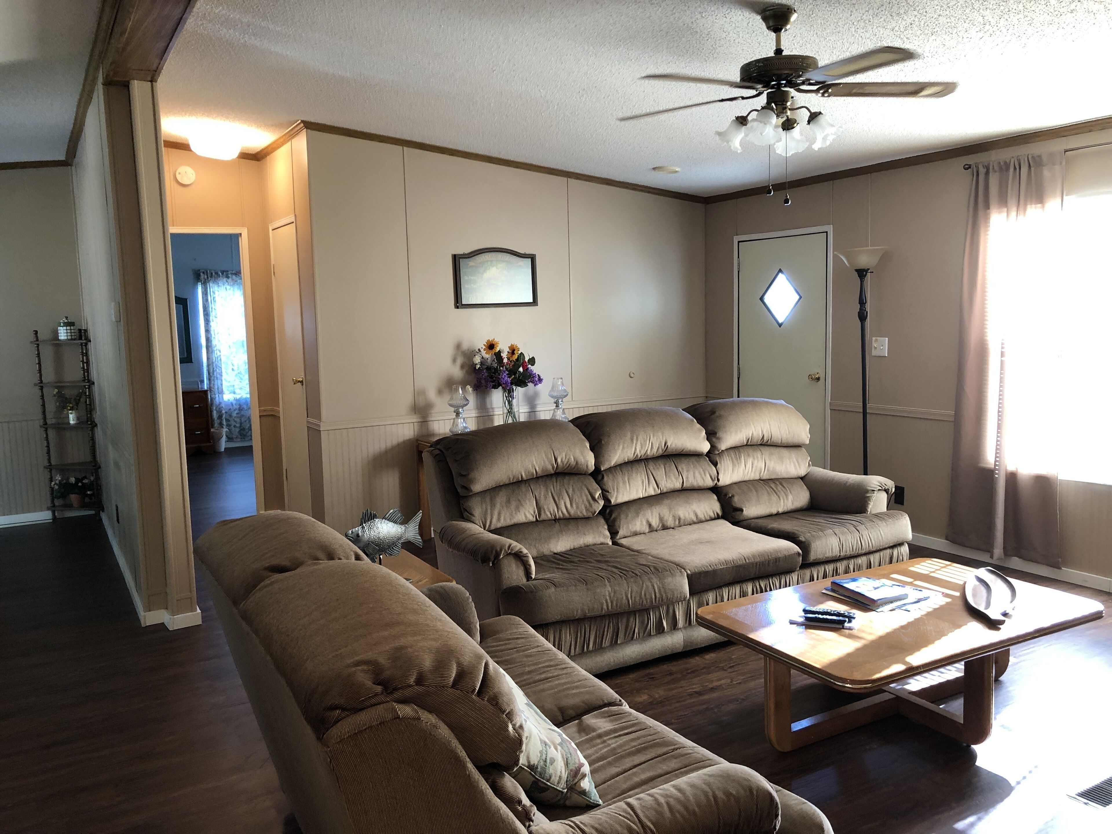 3BR/2BA Lake Front Property For Rent With Lake Dock, RV & Boat Charging Stations