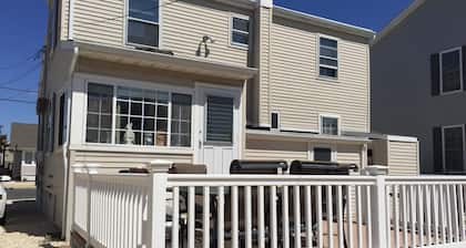 Newly Deco4BR Lavallette Home, Sleeps 8, In/OSShowers, A/C, WiFi, W/D, 8 BchTags
