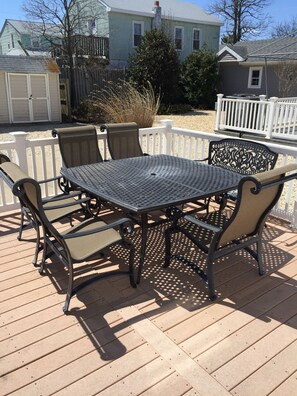 Outdoor dining - Newly Deco4BR Lavallette Home, Sleeps 8, In/OSShowers, A/C, WiFi, W/D, 8 BchTags (Lavallette)