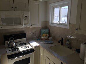Fridge, microwave, oven, stovetop - Newly Deco4BR Lavallette Home, Sleeps 8, In/OSShowers, A/C, WiFi, W/D, 8 BchTags (Lavallette)
