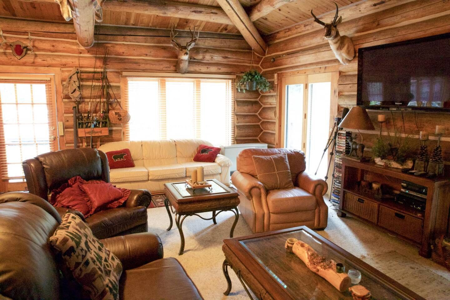 Log Home with HUGE deck and riverfront access! Near set of YELLOWSTONE :)