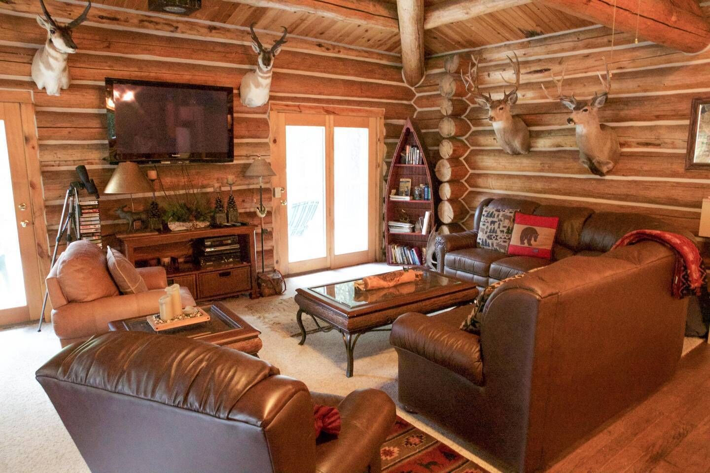 Log Home with HUGE deck and riverfront access! Near set of YELLOWSTONE :)