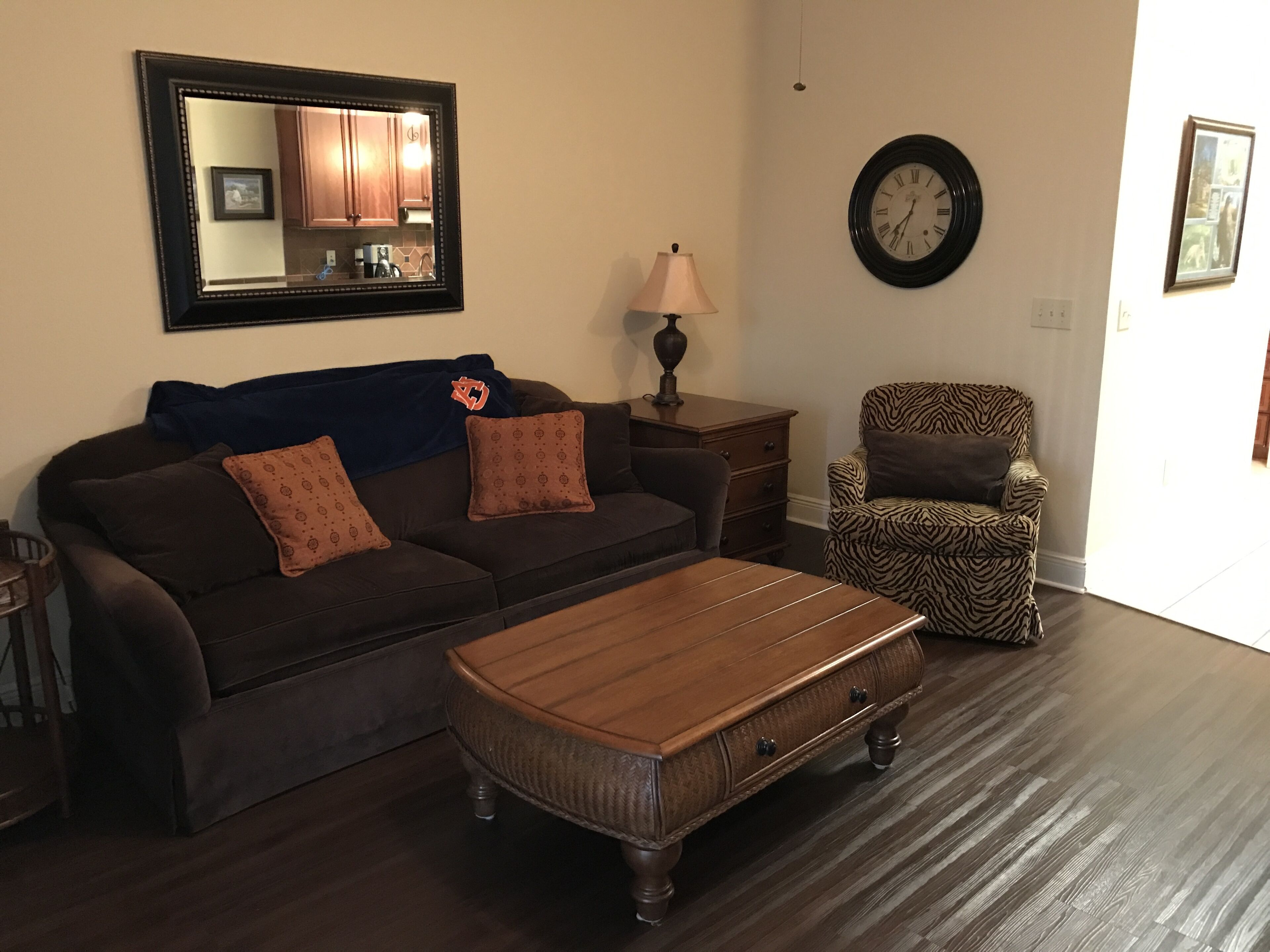 Upscale Condo 2 Blocks Walk to Jordan Hare. New Mex St game wkd now open 11/18.