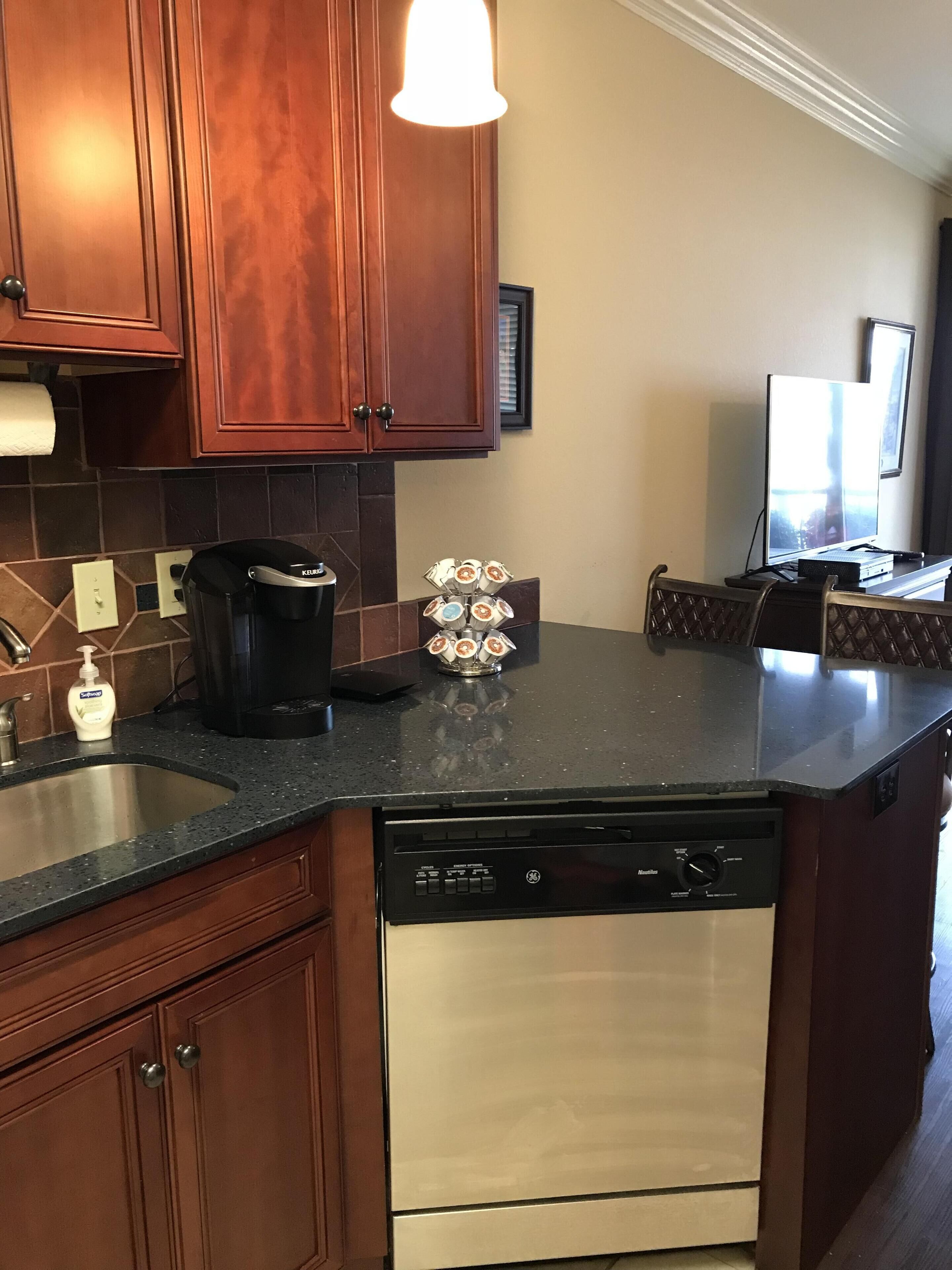 Upscale Condo 2 Blocks Walk to Jordan Hare. New Mex St game wkd now open 11/18.