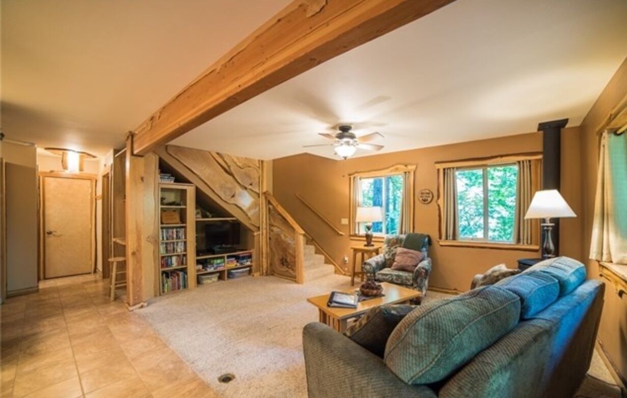 Beautiful Cabin 3 bed, 2 bath with hot tub in Packwood