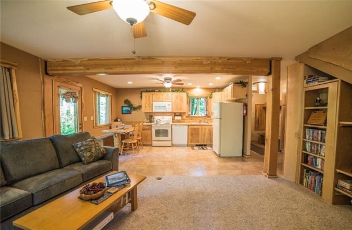 Beautiful Cabin 3 bed, 2 bath with hot tub in Packwood