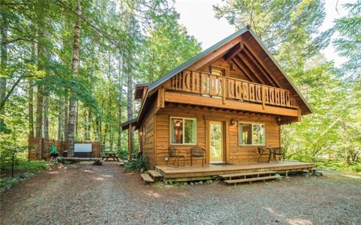 Beautiful Cabin 3 bed, 2 bath with hot tub in Packwood
