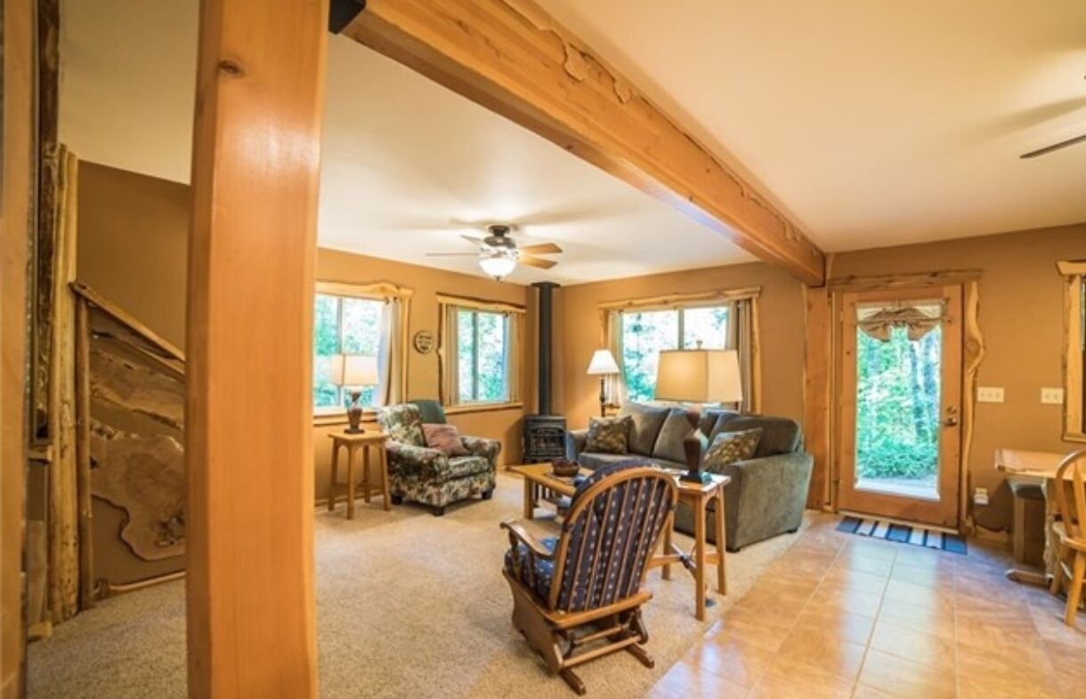 Beautiful Cabin 3 bed, 2 bath with hot tub in Packwood