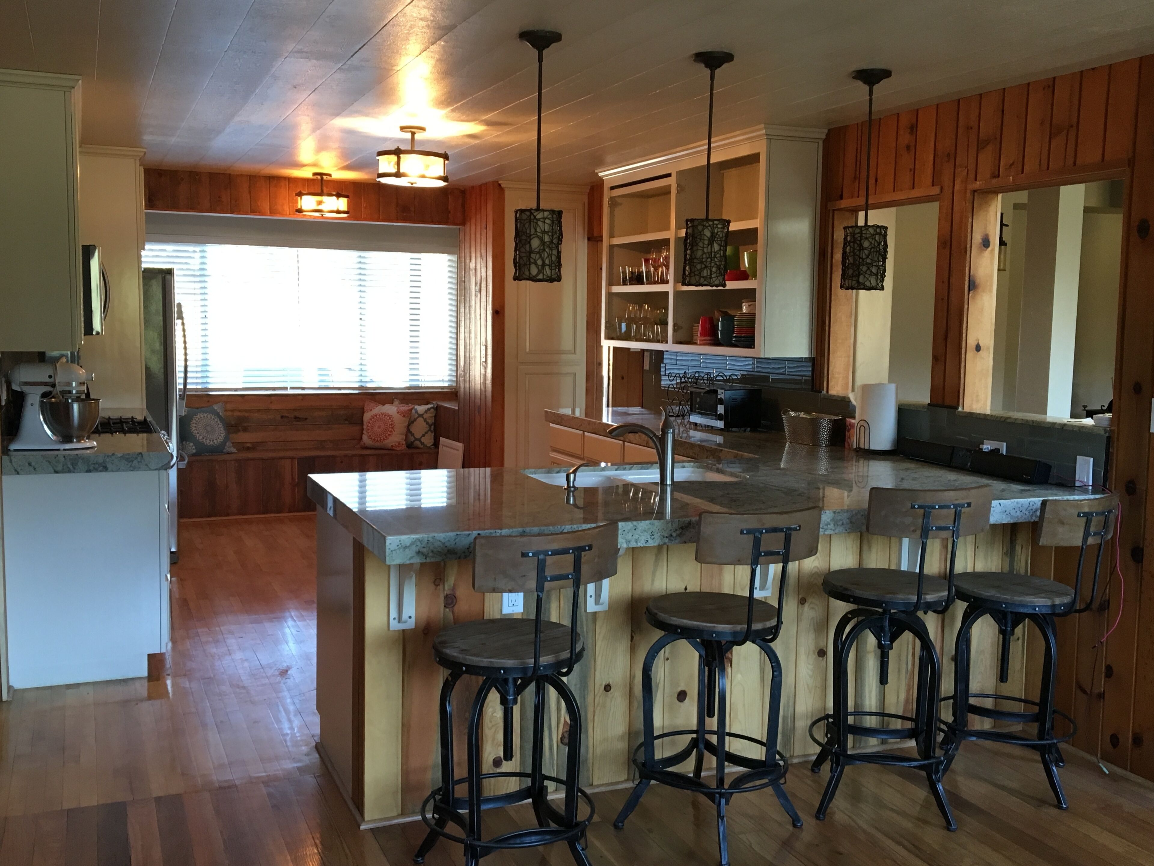 Beautiful riverfront, family friendly home minutes from Lodi - no pets/smoking