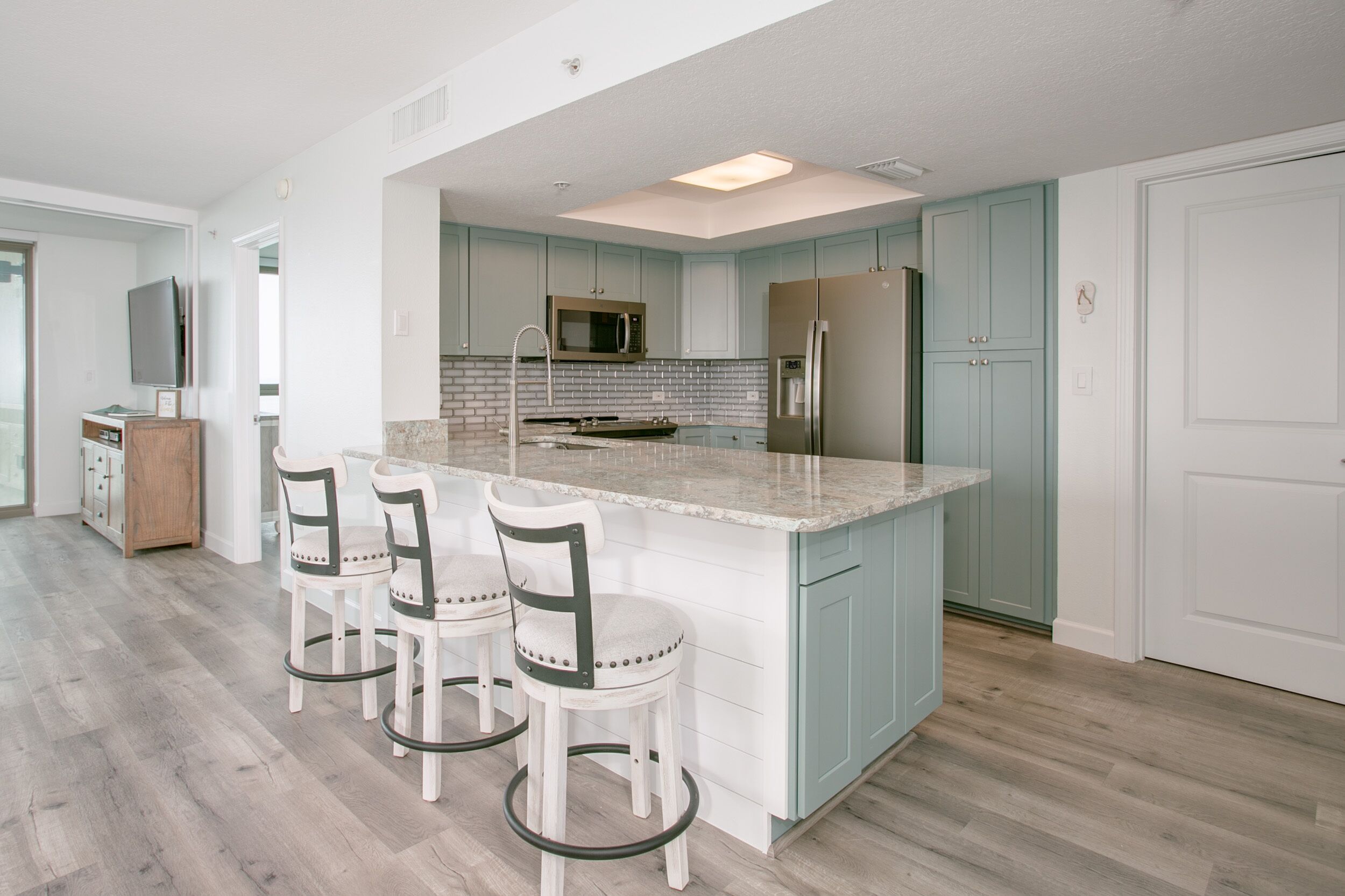 Upscale Renovated Condo! Ocean views! Fall specials!