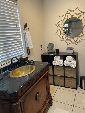Combined shower/bathtub, hair dryer, towels, shampoo