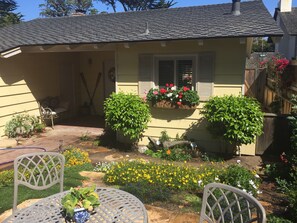 Terrace/patio - Steps To Carmel Beach, in the golden rectangle. The perfect location! (Carmel-by-the-Sea)