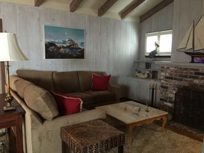 Smart TV, fireplace, DVD player, books - Steps To Carmel Beach, in the golden rectangle. The perfect location! (Carmel-by-the-Sea)