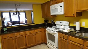 ثلاجة، ميكروويف، فرن، موقد طهي مسطح