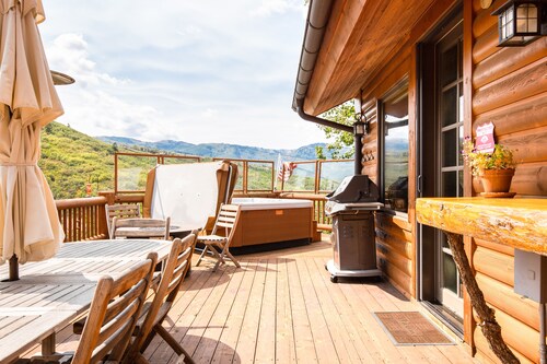 Sunset Lodge - Private Home w Hot Tub, Fire Pits, Pool Table and Expansive Views