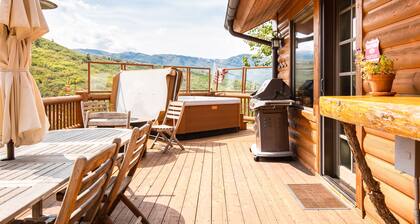 Sunset Lodge - Private Home w Hot Tub, Fire Pits, Pool Table and Expansive Views