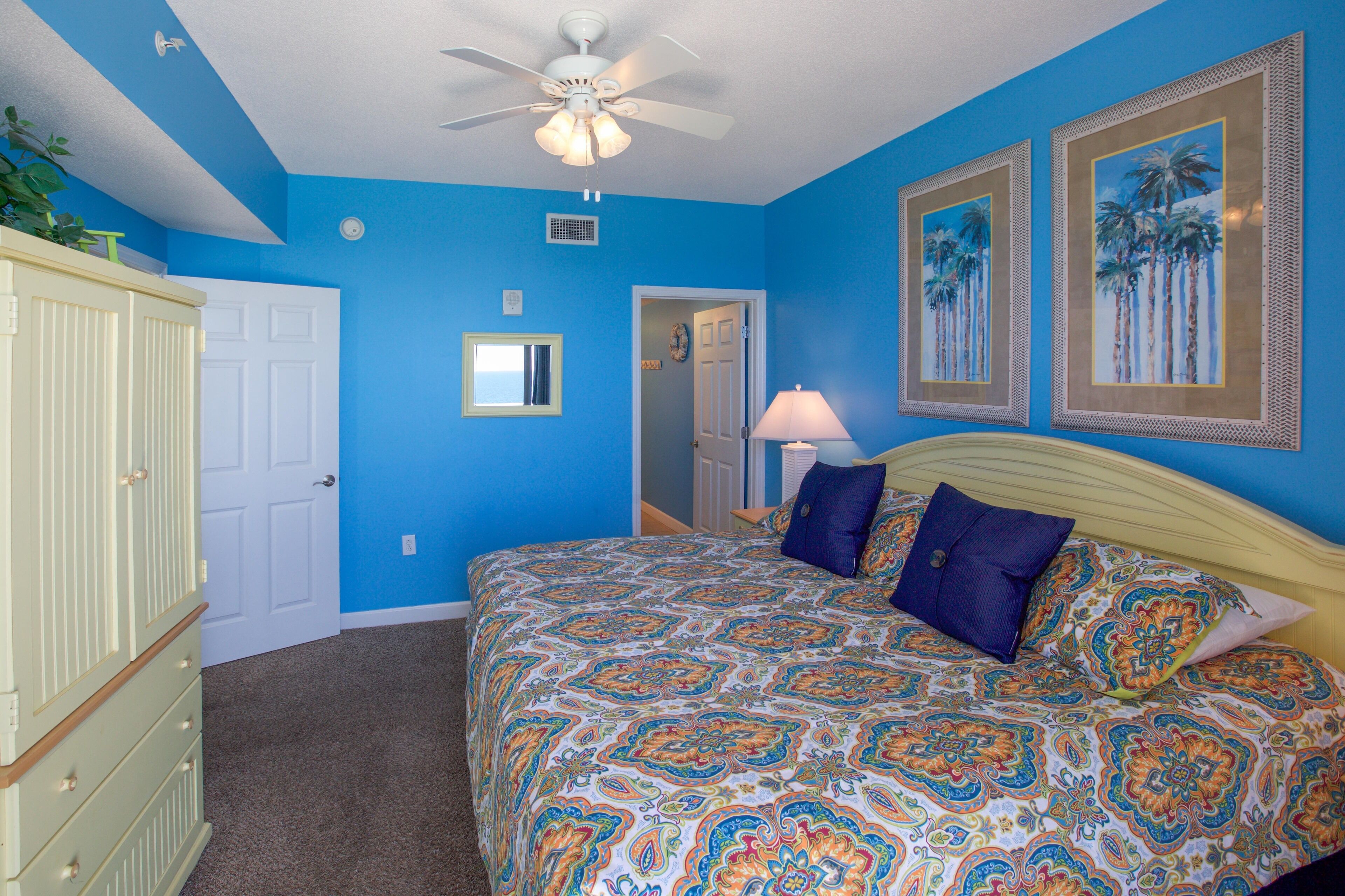 Beach Front Vacation!  Steps away from Schooners! Free Beach Chairs and WIFI!