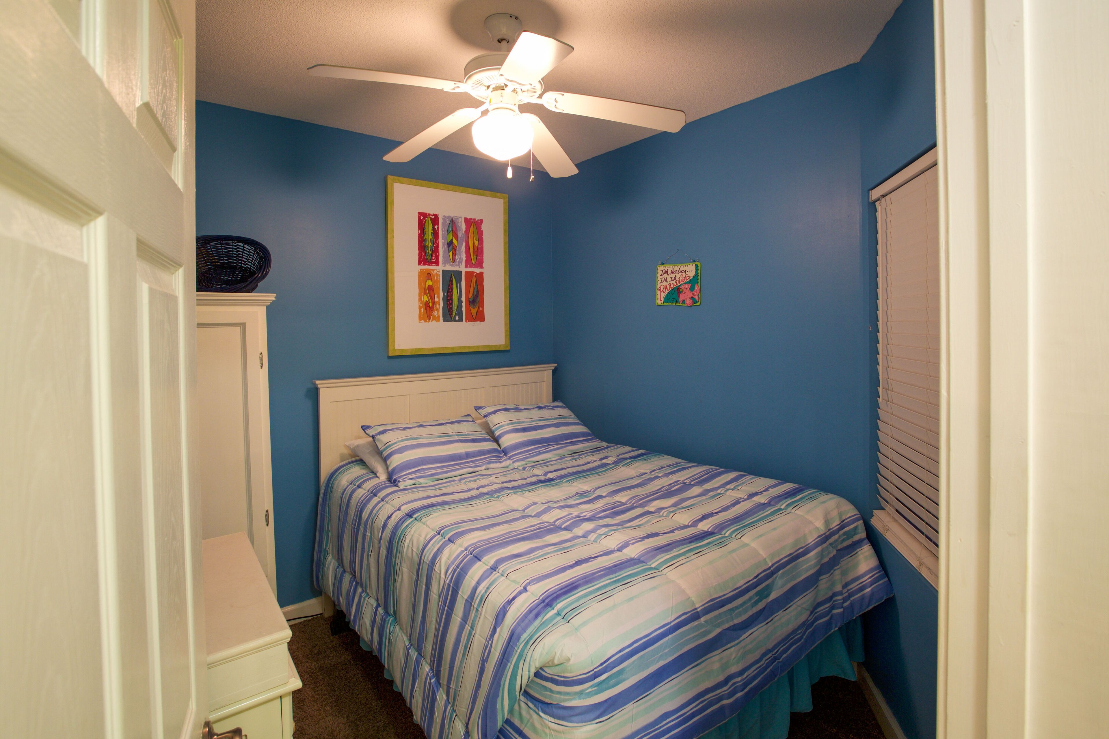 Beach Front Vacation!  Steps away from Schooners! Free Beach Chairs and WIFI!