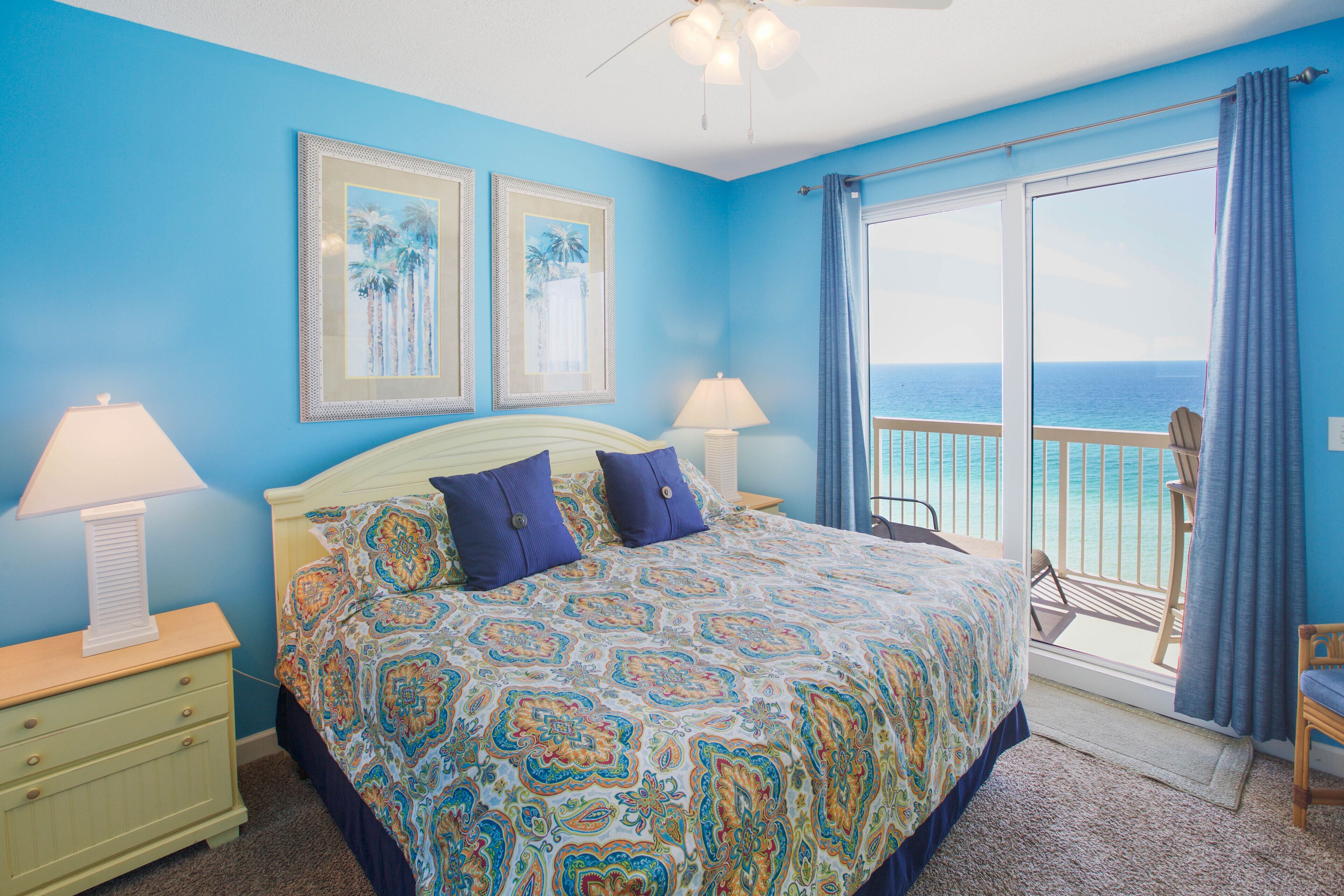 Beach Front Vacation!  Steps away from Schooners! Free Beach Chairs and WIFI!