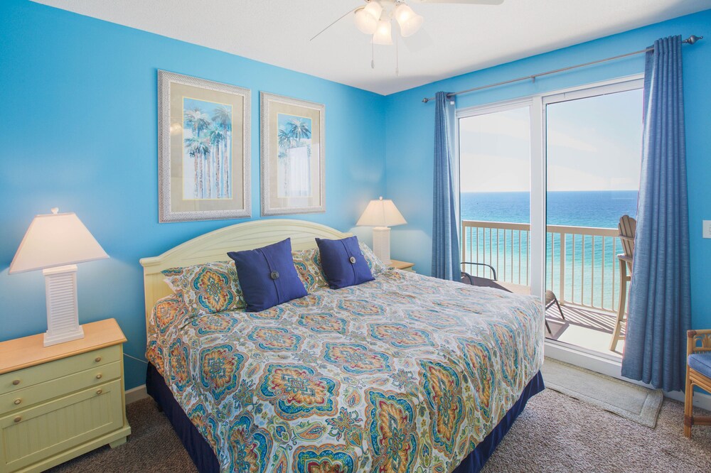 Beach Front Vacation! Steps away from Schooners! Free Beach Chairs and WIFI!
